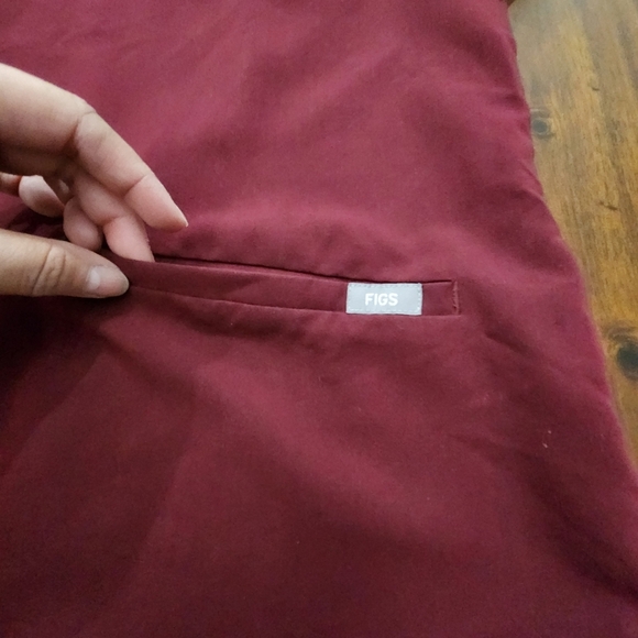 FIGS Scrubs Casma Three-Pocket Top V- Neck Burgundy  Technical Collection L - Picture 6 of 9
